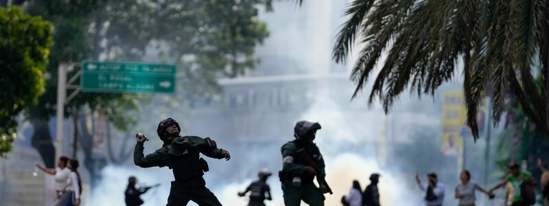 Sicherheitskräfte gingen teils hart gegen Demonstranten vor.  - Foto: Matias Delacroix/AP/dpa