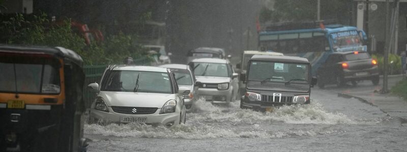 Monsunregen überschwemmt Straßen in Indien.  - Foto: Channi Anand/AP/dpa