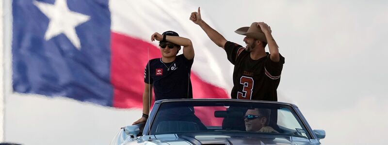 Auch Yuki Tsunoda (l) und Daniel Ricciardo fahren weiter zusammen in Red Bulls zweitem Team. - Foto: Eric Gay/AP/dpa