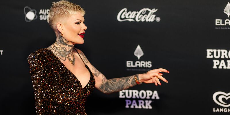 Die Schlagersängerin Melanie Müller (35) muss sich von Anfang Juli an vor dem Amtsgericht Leipzig verantworten, weil sie öffentlich den Hitlergruß gezeigt haben soll. - Foto: Philipp von Ditfurth/dpa