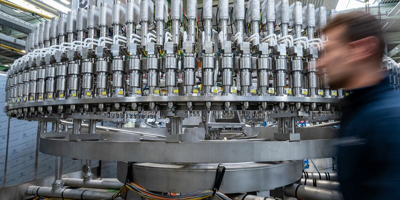 Verarbeitendes Gewerbe: Bestellungen legen nach vier Auftragsdämpfern in Folge wieder zu. (Archivbild) - Foto: Armin Weigel/dpa