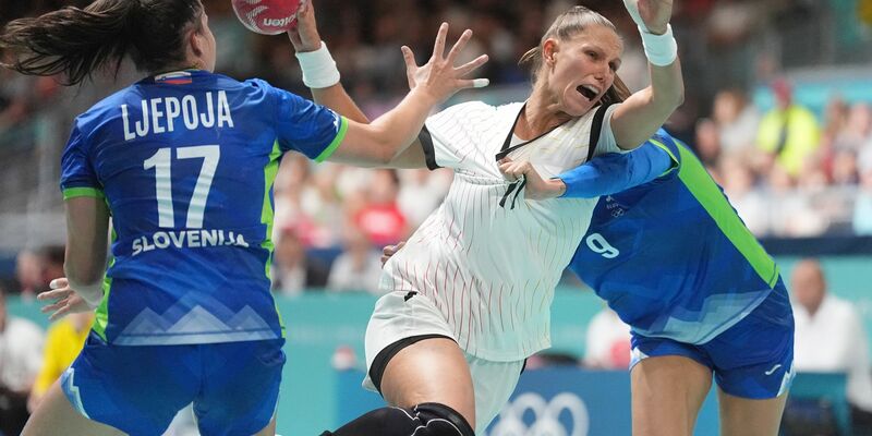 Die deutschen Handballerinnen freuen sich über ihren ersten Sieg bei Olympia. - Foto: Marcus Brandt/dpa