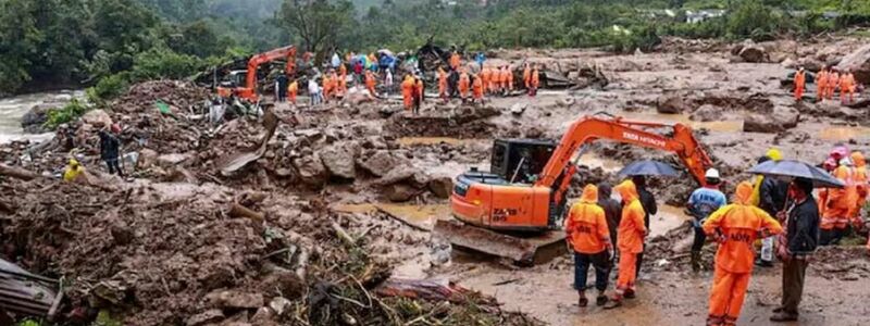 Rettungskräfte suchen nach Überlebenden, nachdem Erdrutsche Dörfer im Süden Indiens erfasst haben. - Foto: Uncredited/NDRF/AP/dpa