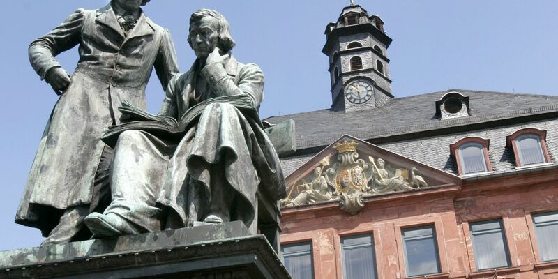 Die Stadt Hanau zweifelt die Ergebnisse des jüngsten Zensus an und will sich dagegen zur Wehr setzen. - Foto: Frank Rumpenhorst/dpa