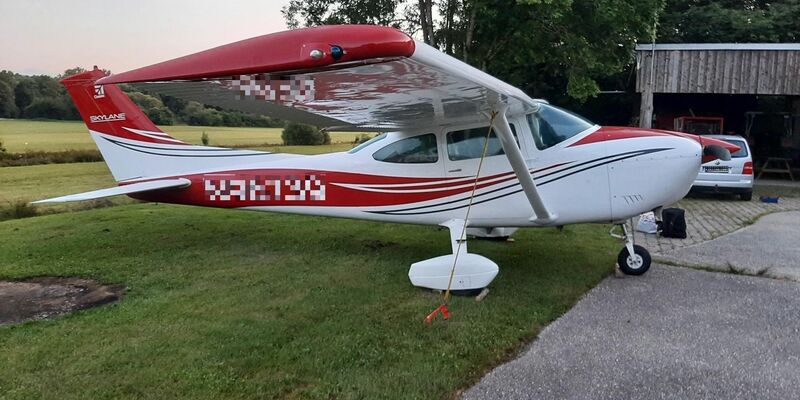 Mit diesem Kleinflugzeug sollen vier Migranten über die Grenze auf einen Flugplatz in Niederbayern gebracht worden sein. - Foto: -/Bundespolizei Passau/dpa