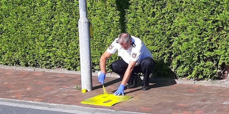 POL-WHV: Achtung Autofahrer! Die Schulferien in Niedersachsen gehen zu Ende und die Schule fängt wieder an - die gelben Füße sorgen für einen sicheren Schulweg - Foto: presseportal.de