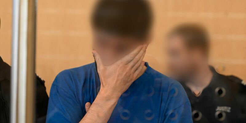 Sie sollen Juden und gemäßigte Moslems im Visier gehabt und verschiedene Anschläge diskutiert haben. Sieben mutmaßliche Terroristen des Islamischen Staats stehen in Düsseldorf vor Gericht. - Foto: Roberto Pfeil/dpa