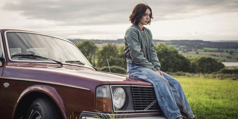 Pip (Emma Myers) grübelt über einen Mordfall. - Foto: Sally Mais/ZDF/dpa