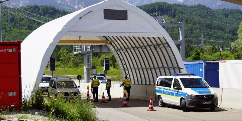 Bundespolizeidirektion München: Asylbewerber fliegt bei Fahrzeugüberführung auf/ Bundespolizei bringt Kameruner in Abschiebehafteinrichtung - Foto: presseportal.de