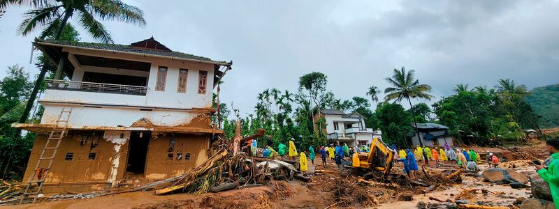 Rettungskräfte arbeiten vor Ort. - Foto: ---/AP/dpa