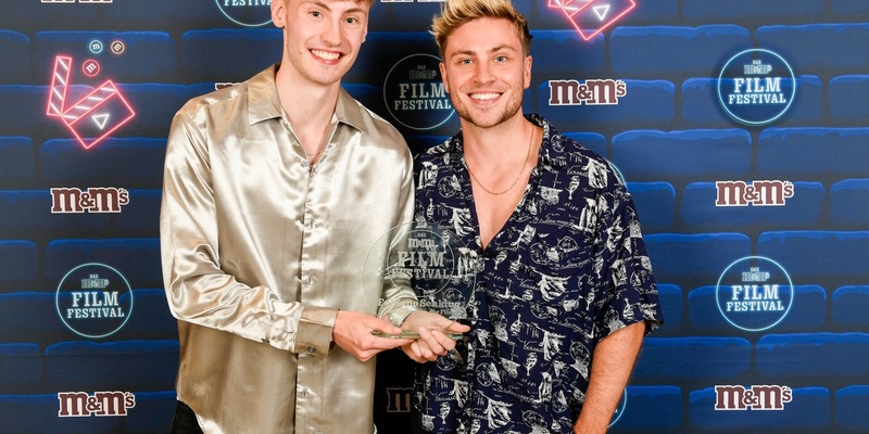 M&M'S Film Festival und Jannik Schümann ehren Newcomer Fabiano Senking mit seinem Kurzfilm Mein Fenster, der Film im Berliner Flagship Store - Foto: presseportal.de