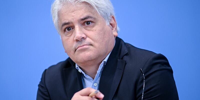 Der Antiziganismusbeauftragte Mehmet Daimagüler erinnert an die zur NS-Zeit ermordeten Sinti und Roma - und hat Forderungen an die Politik heute. (Archivbild) - Foto: Britta Pedersen/dpa