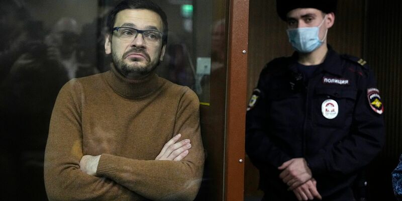 Viele zu langer Haft verurteilte Gegner von Kremlchef Wladimir Putin - wie der Oppositionspolitiker Ilja Jaschin - gelten als politische Gefangene, ihr Verbleib ist nun unklar. (Archivbild) - Foto: Alexander Zemlianichenko/AP/dpa