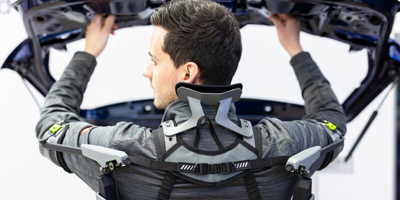 Das Exoskelett soll Gelenke und Muskeln entlasten. (Archivbild) - Foto: Michael Matthey/dpa