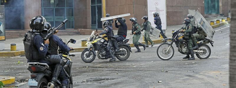 Die staatlichen Sicherheitskräfte gehen hart gegen die Demonstranten vor. - Foto: -/kyodo/dpa