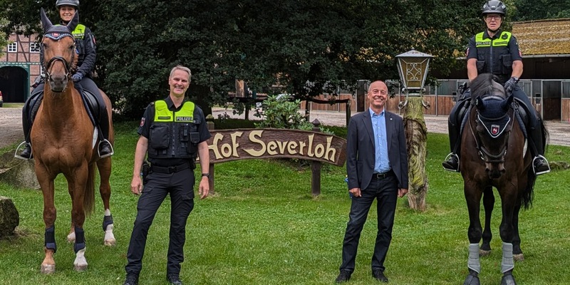 POL-CE: Die Polizei und der Landkreis Celle heißen die Polizeireiter von der Polizeidirektion Braunschweig herzlich Willkommen - Foto: presseportal.de