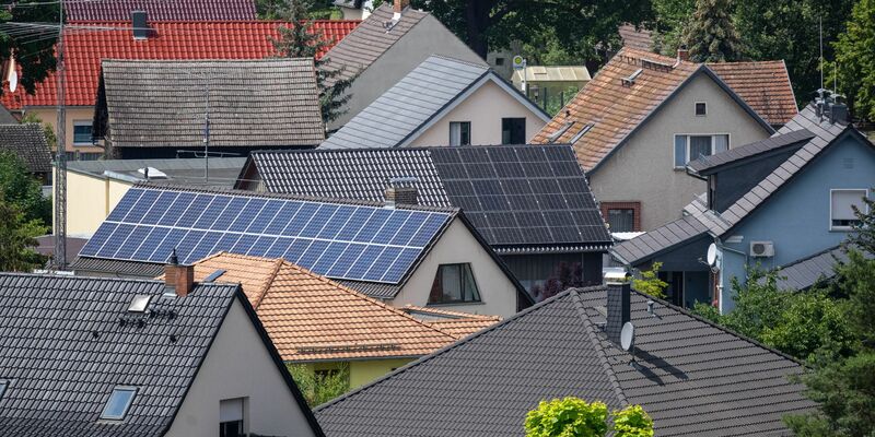 Künftig soll dichter gebaut werden - zum Beispiel im Garten der Eltern. (Archivbild) - Foto: Monika Skolimowska/dpa