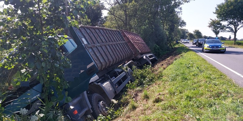 POL-CUX: LKW verunfallt auf der B73 zwischen Altenbruch und Otterndorf - Sperrung wird für die Bergung erforderlich sein (Lichtbild in der Anlage) - Foto: presseportal.de