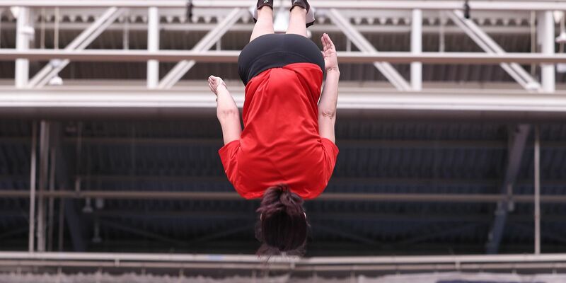 Annalena Baerbock hebt ab - beim Ortstermin in Leverkusen. - Foto: David Young/dpa
