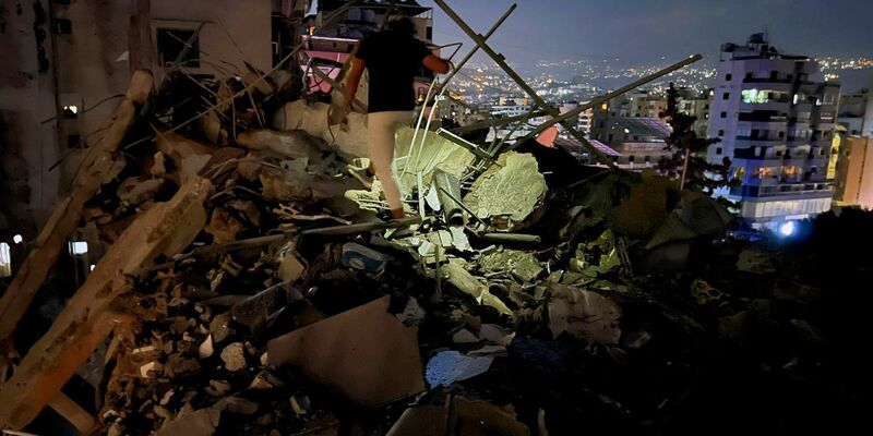 Das Schicksal der Zielperson des Angriffs in einem Vorort von Beirut ist bisher unklar. - Foto: Hussein Malla/AP/dpa