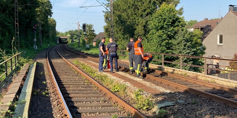 FW-OB: Kleinbrand im Gleisbett erfolgreich gelöscht - Foto: presseportal.de