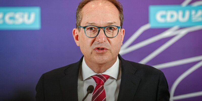 CSU-Landesgruppenchef Dobrindt will ein «neues Leistungssystem für Asylbewerber». (Archivbild) - Foto: Kay Nietfeld/dpa