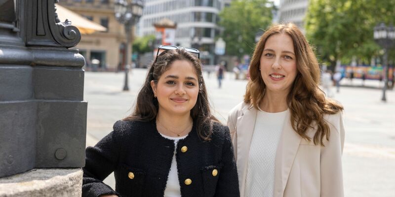 Gabriella Kinefss und Vivien Eller laden regelmäßig in Frankfurt zum gemeinsamen Spazieren ein. - Foto: Helmut Fricke/dpa