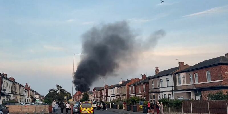Ein Polizeiwagen ging in Flammen auf. - Foto: Pat Hurst/PA Wire/dpa