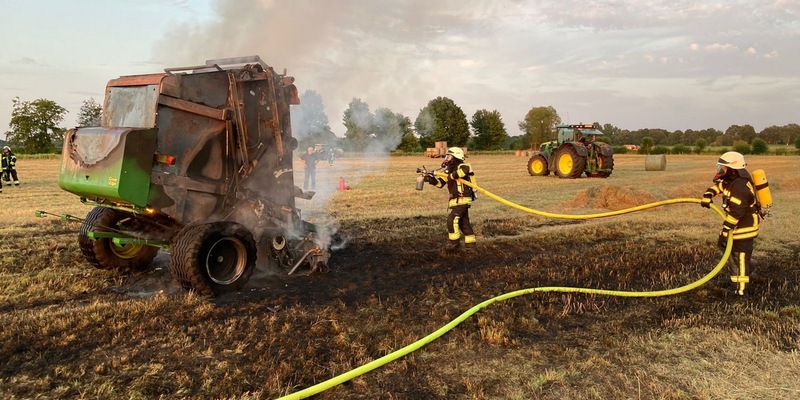 POL-STD: Rundballenpresse bei landwirtschaftlichen Arbeiten in Kutenholz in Brand geraten - Foto: presseportal.de