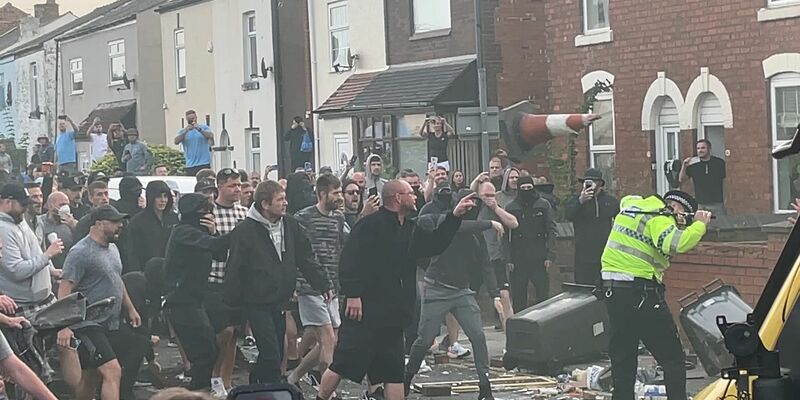In Southport war die Lage nach einer friedlichen Mahnwache für die Oper eskaliert. (Archivbild) - Foto: Richard Mccarthy/PA Wire/dpa
