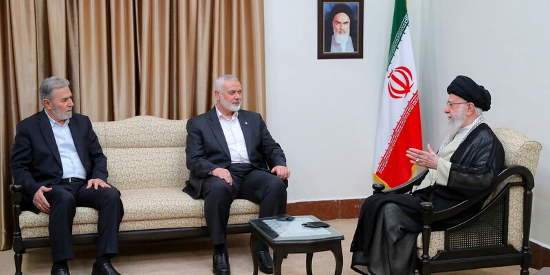 Nach dem Tod von Auslandschef Hanija (M), hier am Bild mit dem iranischen obersten Führer Chamenei, wächst die Sorge vor einer Eskalation. (Archivbild) - Foto: ---/Office of the Iranian Supreme Leader/AP/dpa