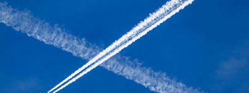 Ein Flugzeug hinterlässt Kondensstreifen, die auch zur Klimaerwärmung beitragen. (Archivbild) - Foto: Robert Michael/dpa