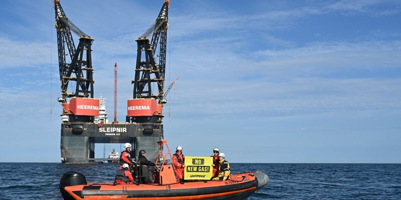 Greenpeace-Aktivisten blockieren weiter die Installation einer Bohrplattform nahe Borkum und Schiermonnikoog. - Foto: Lars Penning/dpa