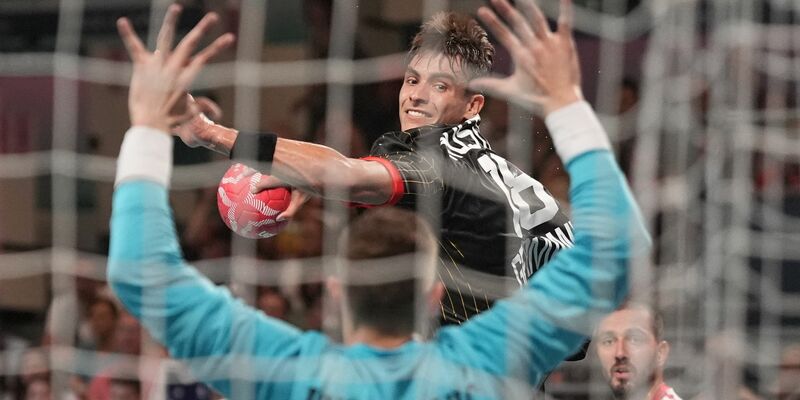 Bundestrainer Gislason verzweifelte an der Seitenlinie.  - Foto: Marcus Brandt/dpa