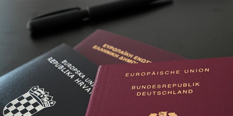 Das neue Staatsangehörigkeitsrecht hat vielerorts zu einem großen Andrang bei den für Einbürgerungen zuständigen Behörden geführt. (Archivbild) - Foto: Marijan Murat/dpa