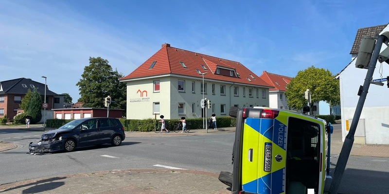 POL-CUX: PKW kollidiert in Nordenham mit Streifenwagen des Polizeikommissariats Nordenham auf Einsatzfahrt - Vier Personen leicht verletzt (Lichtbild in der Anlage) - Foto: presseportal.de