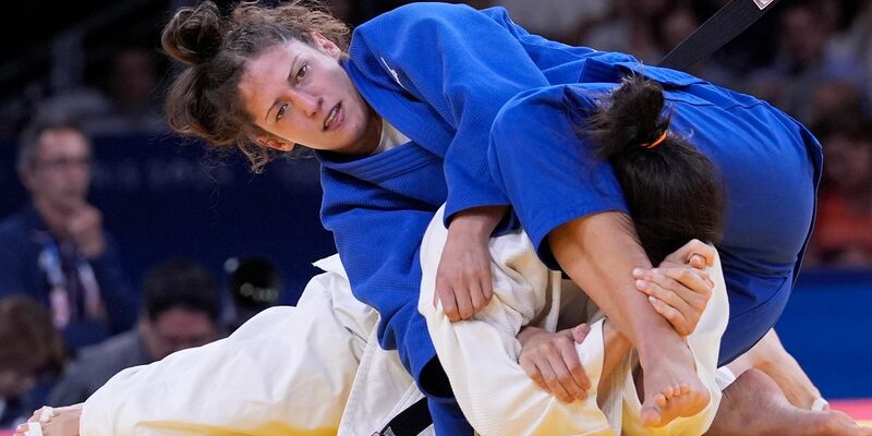 Miriam Butkereit (oben) holt in Paris die erste Medaille für das deutsche Judo-Team. - Foto: Eugene Hoshiko/AP/dpa