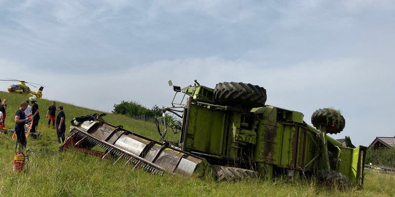 POL-DA: Birkenau-Hornbach: Mähdrescher überschlägt sich mehrfach/Rettungshubschrauber im Einsatz - Foto: presseportal.de