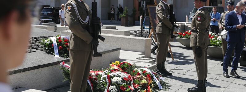 Blumen und militärische Ehren für die Toten des Warschauer Aufstands. - Foto: Tomasz Gzell/PAP/dpa