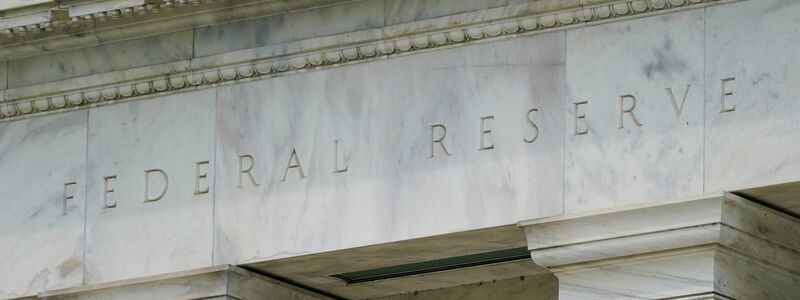 Die Federal Reserve beließ den Leitzins bei nun acht Entscheidungen in Folge unverändert. (Archivbild) - Foto: Patrick Semansky/AP/dpa