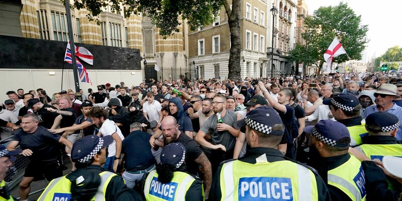 In London eskalierten Proteste von Ultranationalisten. - Foto: Jordan Pettitt/PA Wire/dpa