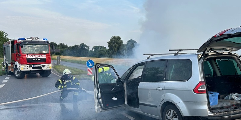 FW Moers: PKW brannte auf Kreuzung in Moers-Repelen / Fahrer trennte Anhänger vom Fahrzeug - Foto: presseportal.de