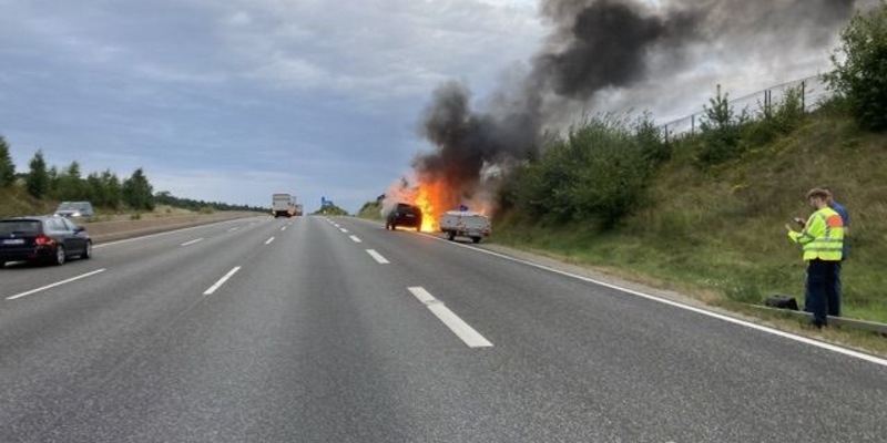 POL-OH: Brennendes Fahrzeuggespann auf der Autobahn 4 - Abfahrt Friedewald - Foto: presseportal.de