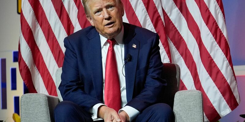 Der republikanische US-Präsidentschaftskandidat Donald Trump hat seinen Vize J.D. Vance halbherzig gegen Kritik verteidigt und dessen Bedeutung im Wahlkampf heruntergespielt. - Foto: Charles Rex Arbogast/AP/dpa