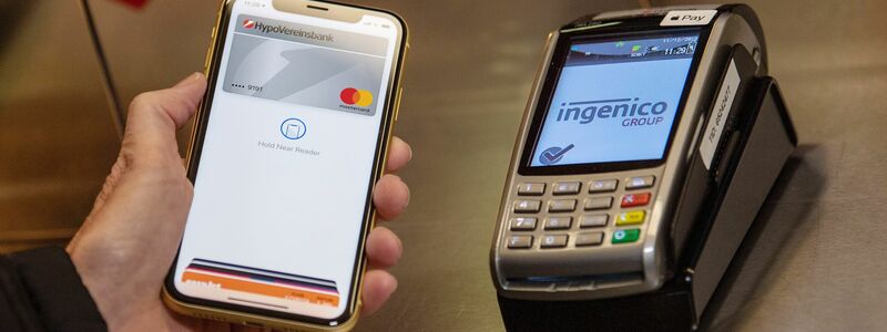 Apple Pay ist in Deutschland die populärste digitale Bezahlmethode an der Kasse. - Foto: Lino Mirgeler/dpa