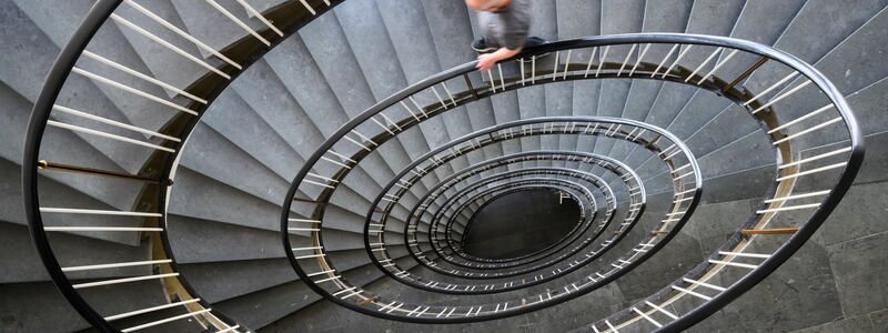 Wendeltreppe abwärts - wenn der eigene Perfektionismus für massiven Stress sorgt.  - Foto: Julian Stratenschulte/dpa