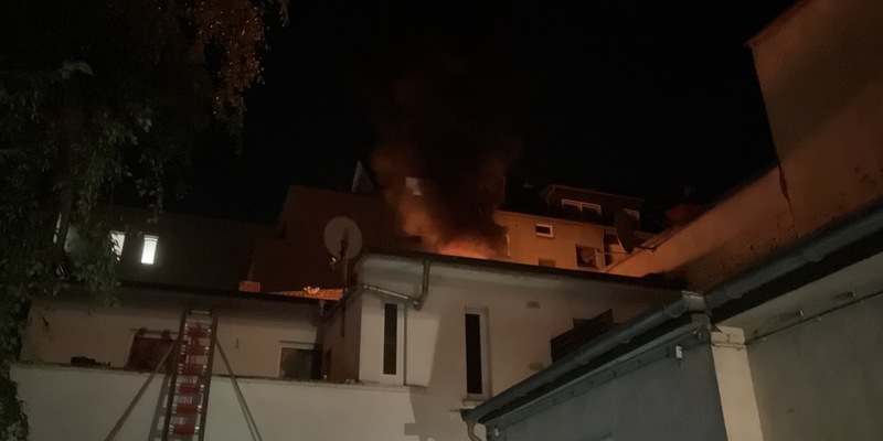 FW-DO: Flachdachbrand stellt die Feuerwehr vor Herausforderung - Foto: presseportal.de