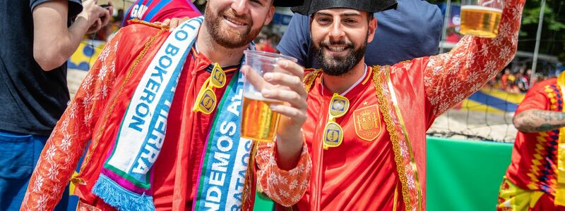 Selbst der Bierdurst der Fußball-Fans bei der EM konnte den Bierabsatz im Juni nicht retten. - Foto: Christoph Schmidt/dpa