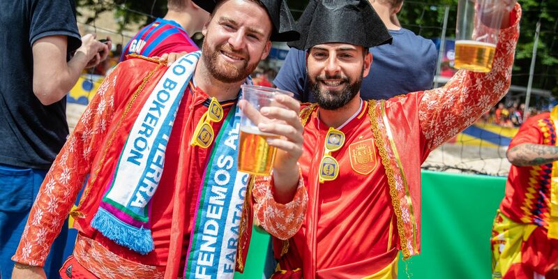 Selbst der Bierdurst der Fußball-Fans bei der EM konnte den Bierabsatz im Juni nicht retten. (Archivbild)  - Foto: Christoph Schmidt/dpa