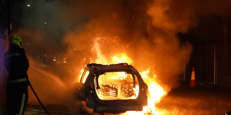 In vielen Städten kam es zu schweren Ausschreitungen. (Archivbild) - Foto: Owen Humphreys/PA Wire/dpa